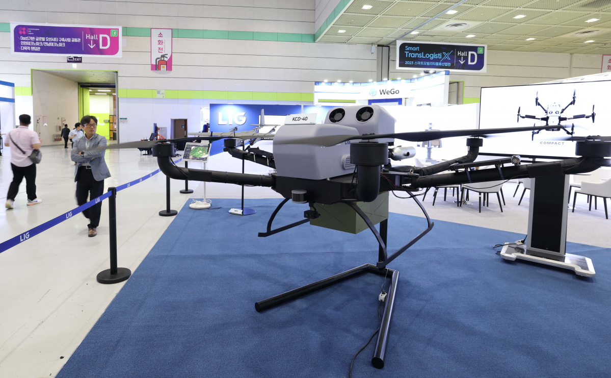 ▲21일 서울 강남구 코엑스에서 열린 무인이동체산업엑스포에 다양한 무인이동체가 전시돼 있다. 무인이동체산업엑스포는 무인 항공기, 무인 전투정, 배송 로봇 등 하늘, 바다, 땅에서 활약하는 다양한 무인 이동체의 기술 현황을 한눈에 볼 수 있는 자리로 국내외 100여개 기업이 참여, 무인 이동체에 관한 민과 군의 연구개발(R&D) 혁신 성과와 함께 활용 서비스 시장 등이 소개된다. 신태현 기자 holjjak@