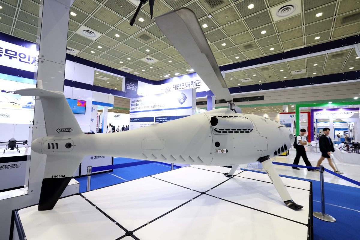 ▲21일 서울 강남구 코엑스에서 열린 무인이동체산업엑스포에 다양한 무인이동체가 전시돼 있다. 무인이동체산업엑스포는 무인 항공기, 무인 전투정, 배송 로봇 등 하늘, 바다, 땅에서 활약하는 다양한 무인 이동체의 기술 현황을 한눈에 볼 수 있는 자리로 국내외 100여개 기업이 참여, 무인 이동체에 관한 민과 군의 연구개발(R&D) 혁신 성과와 함께 활용 서비스 시장 등이 소개된다. 신태현 기자 holjjak@