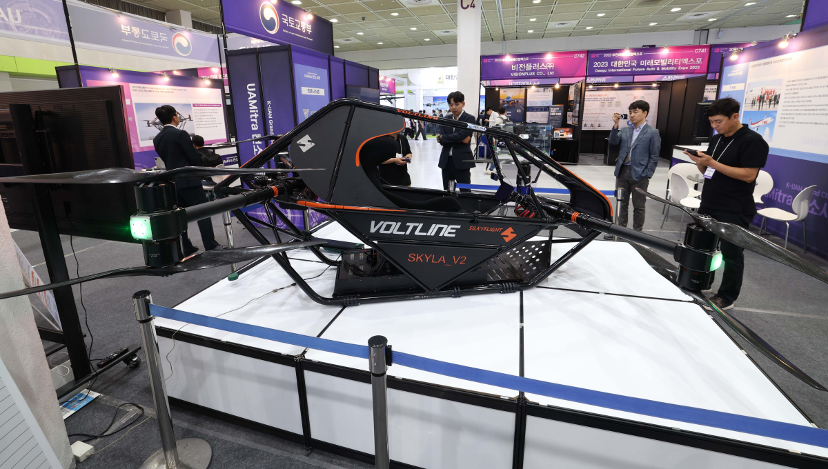 ▲21일 서울 강남구 코엑스에서 열린 무인이동체산업엑스포에 탑승용 드론이 전시돼 있다. 무인이동체산업엑스포는 무인 항공기, 무인 전투정, 배송 로봇 등 하늘, 바다, 땅에서 활약하는 다양한 무인 이동체의 기술 현황을 한눈에 볼 수 있는 자리로 국내외 100여개 기업이 참여, 무인 이동체에 관한 민과 군의 연구개발(R&D) 혁신 성과와 함께 활용 서비스 시장 등이 소개된다. 신태현 기자 holjjak@
