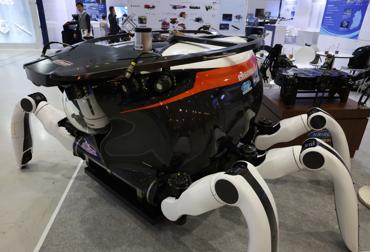 ▲21일 서울 강남구 코엑스에서 열린 무인이동체산업엑스포에 다양한 무인이동체가 전시돼 있다. 무인이동체산업엑스포는 무인 항공기, 무인 전투정, 배송 로봇 등 하늘, 바다, 땅에서 활약하는 다양한 무인 이동체의 기술 현황을 한눈에 볼 수 있는 자리로 국내외 100여개 기업이 참여, 무인 이동체에 관한 민과 군의 연구개발(R&D) 혁신 성과와 함께 활용 서비스 시장 등이 소개된다. 신태현 기자 holjjak@