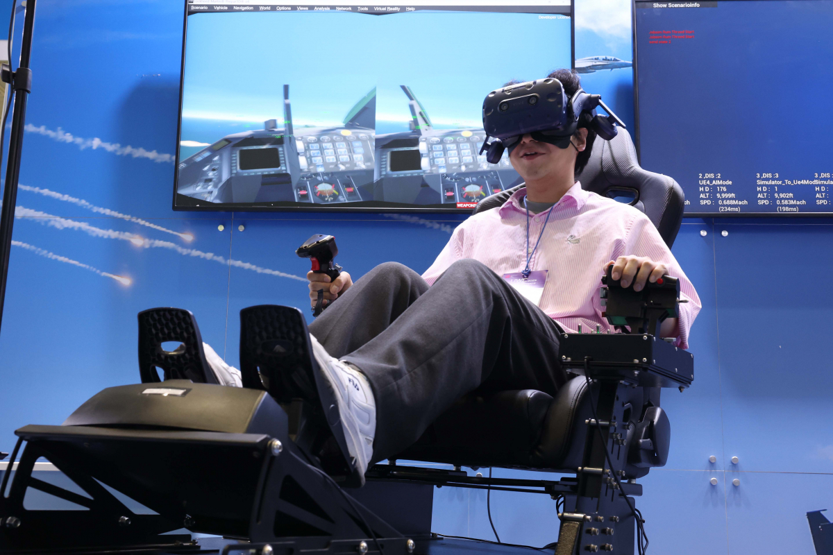 ▲21일 서울 강남구 코엑스에서 열린 무인이동체산업엑스포에서 한 참관객이 AI기반 VR 모의비행체험을 하고있다. 무인이동체산업엑스포는 무인 항공기, 무인 전투정, 배송 로봇 등 하늘, 바다, 땅에서 활약하는 다양한 무인 이동체의 기술 현황을 한눈에 볼 수 있는 자리로 국내외 100여개 기업이 참여, 무인 이동체에 관한 민과 군의 연구개발(R&D) 혁신 성과와 함께 활용 서비스 시장 등이 소개된다. 신태현 기자 holjjak@