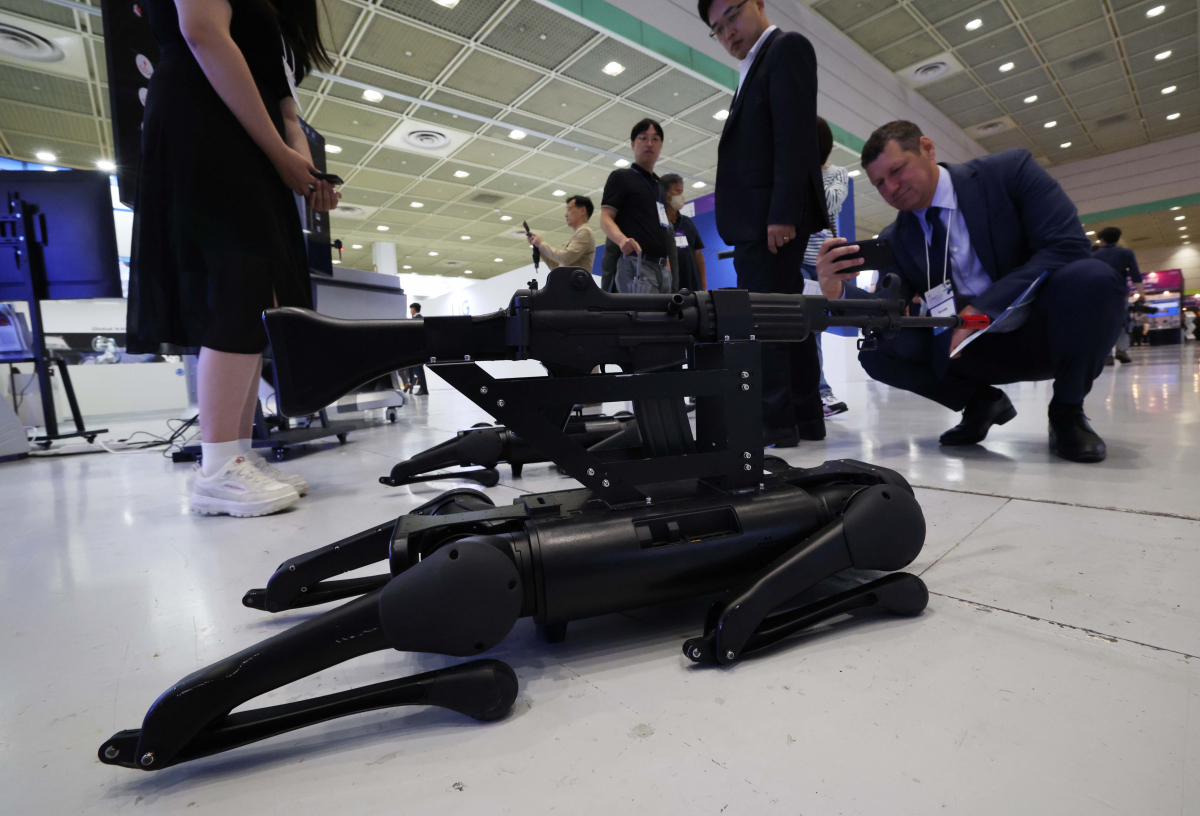 ▲21일 서울 강남구 코엑스에서 열린 무인이동체산업엑스포에 다양한 무인이동체가 전시돼 있다. 무인이동체산업엑스포는 무인 항공기, 무인 전투정, 배송 로봇 등 하늘, 바다, 땅에서 활약하는 다양한 무인 이동체의 기술 현황을 한눈에 볼 수 있는 자리로 국내외 100여개 기업이 참여, 무인 이동체에 관한 민과 군의 연구개발(R&D) 혁신 성과와 함께 활용 서비스 시장 등이 소개된다. 신태현 기자 holjjak@