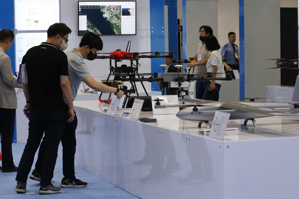▲21일 서울 강남구 코엑스에서 열린 무인이동체산업엑스포에 다양한 무인이동체가 전시돼 있다. 무인이동체산업엑스포는 무인 항공기, 무인 전투정, 배송 로봇 등 하늘, 바다, 땅에서 활약하는 다양한 무인 이동체의 기술 현황을 한눈에 볼 수 있는 자리로 국내외 100여개 기업이 참여, 무인 이동체에 관한 민과 군의 연구개발(R&D) 혁신 성과와 함께 활용 서비스 시장 등이 소개된다. 신태현 기자 holjjak@