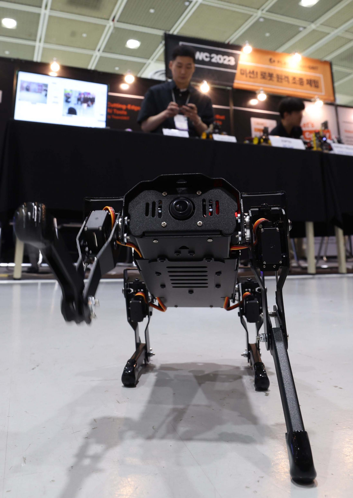 ▲21일 서울 강남구 코엑스에서 열린 무인이동체산업엑스포에 다양한 무인이동체가 전시돼 있다. 무인이동체산업엑스포는 무인 항공기, 무인 전투정, 배송 로봇 등 하늘, 바다, 땅에서 활약하는 다양한 무인 이동체의 기술 현황을 한눈에 볼 수 있는 자리로 국내외 100여개 기업이 참여, 무인 이동체에 관한 민과 군의 연구개발(R&D) 혁신 성과와 함께 활용 서비스 시장 등이 소개된다. 신태현 기자 holjjak@