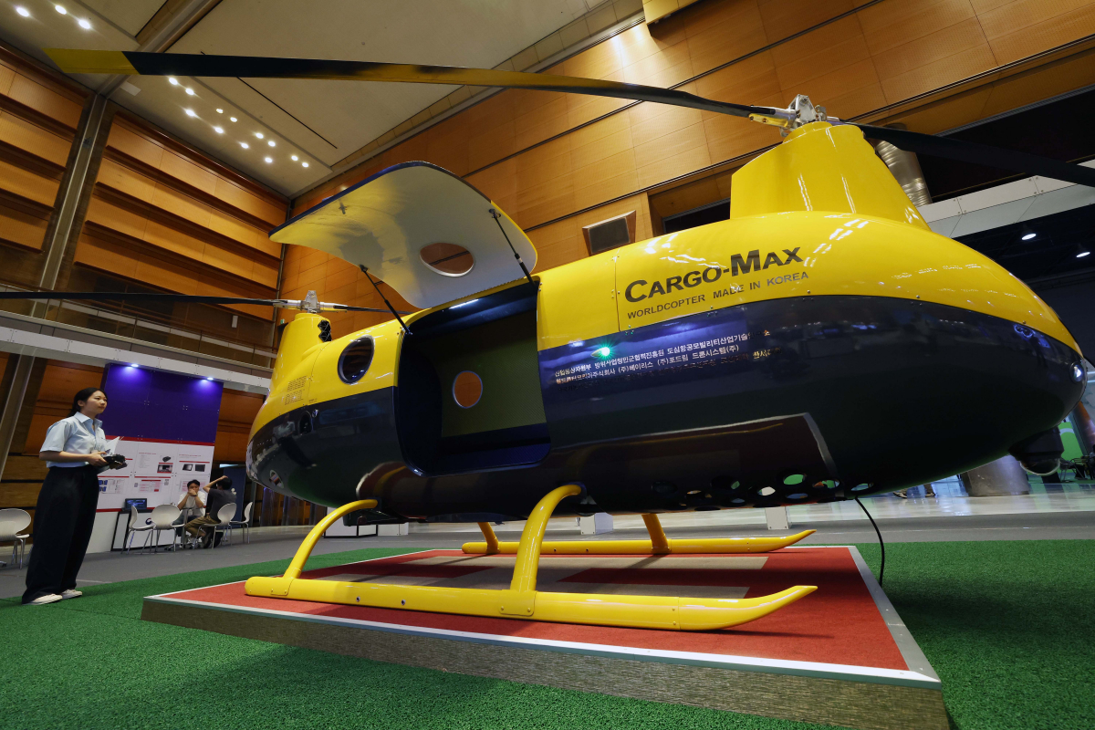 ▲21일 서울 강남구 코엑스에서 열린 무인이동체산업엑스포에 다양한 무인이동체가 전시돼 있다. 무인이동체산업엑스포는 무인 항공기, 무인 전투정, 배송 로봇 등 하늘, 바다, 땅에서 활약하는 다양한 무인 이동체의 기술 현황을 한눈에 볼 수 있는 자리로 국내외 100여개 기업이 참여, 무인 이동체에 관한 민과 군의 연구개발(R&D) 혁신 성과와 함께 활용 서비스 시장 등이 소개된다. 신태현 기자 holjjak@