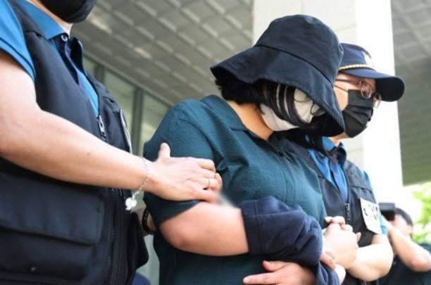 ▲또래 여성을 살해하고 시신을 유기한 혐의를 받는 정유정(23)이 2일 오전 부산 동래경찰서에서 나와 검찰로 송치되고 있다. 연합뉴스
