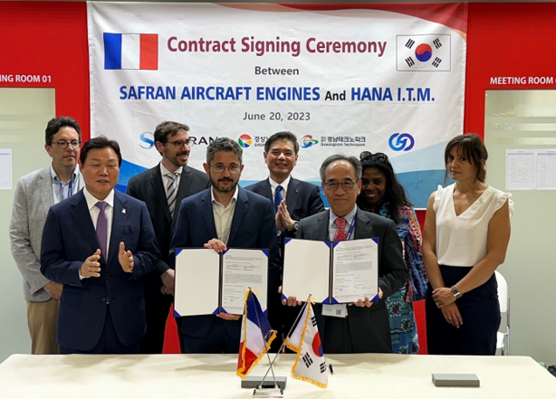 ▲앞열 왼쪽부터 박완수 경남도지사, 엠마누엘 비비에 샤프란 터빈에어포일 부문장, 한종규 하나아이티엠 대표, 권 마이클 케일럼 대표(뒷열 중앙)(케일럼 제공)