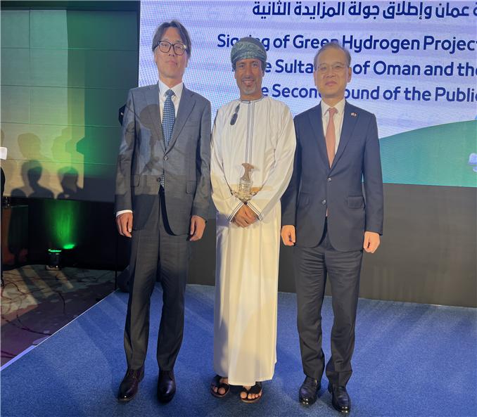 ▲금한승 기후탄소정책실장(왼쪽)이 21일(현지시각) 오만 무스카트에서 열린 오만 두쿰 그린수소 사업 계약 체결식에 참석해 오만 에너지광물부 장관 등과 기념 촬영을 하고 있다. (사진제공=환경부)