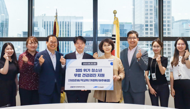 ▲(왼쪽부터) 청소년행복재단 원다은 주임, 유연정 팀장, 윤용범 사무총장, 이상호 상임이사, KMI 김순이 명예이사장, 이광배 기획조정실장, 양혜연 선임, 박정민 선임 등 양 기관 관계자들이 20일 열린 ‘SOS 위기 청소년 무료 건강검진 지원’ 전달식에서 기념촬영을 하고 있다. (사진제공=KMI한국의학연구소)