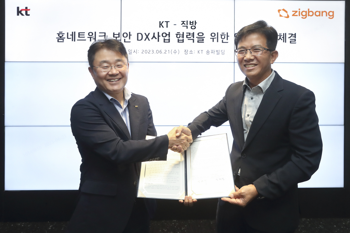 ▲KT Enterprise서비스DX본부장 민혜병 상무와 직방 스마트홈 국내사업총괄 이병수 이사가 MOU 체결 후 기념촬영을 하고 있다. (사진제공=KT)