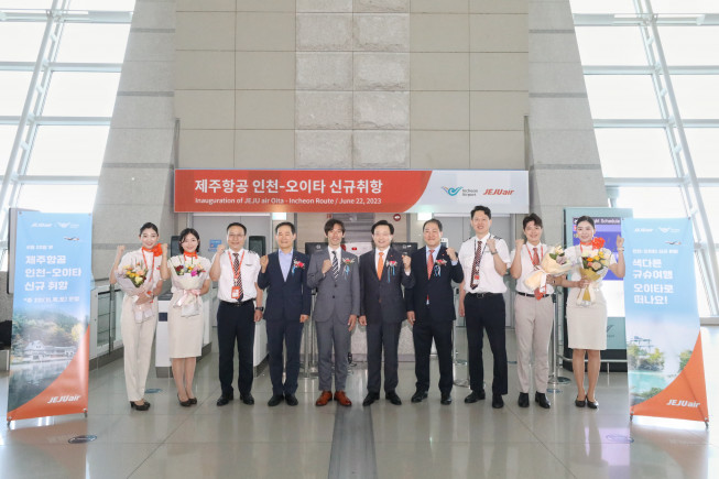 ▲22일 오전 인천국제공항에서 진행된 제주항공 인천~오이타 노선 신규취항식에 참석한 신규 취항편 승무원들과 내·외빈들이 기념촬영을 하고있다. (왼쪽 네번째부터) 김범호 인천국제공항공사 미래사업본부장, JNTO 시미즈유이치 서울사무소장, 김이배 제주항공 대표이사, 정재필 제주항공 커머셜본부장. (사진제공=제주항공)
