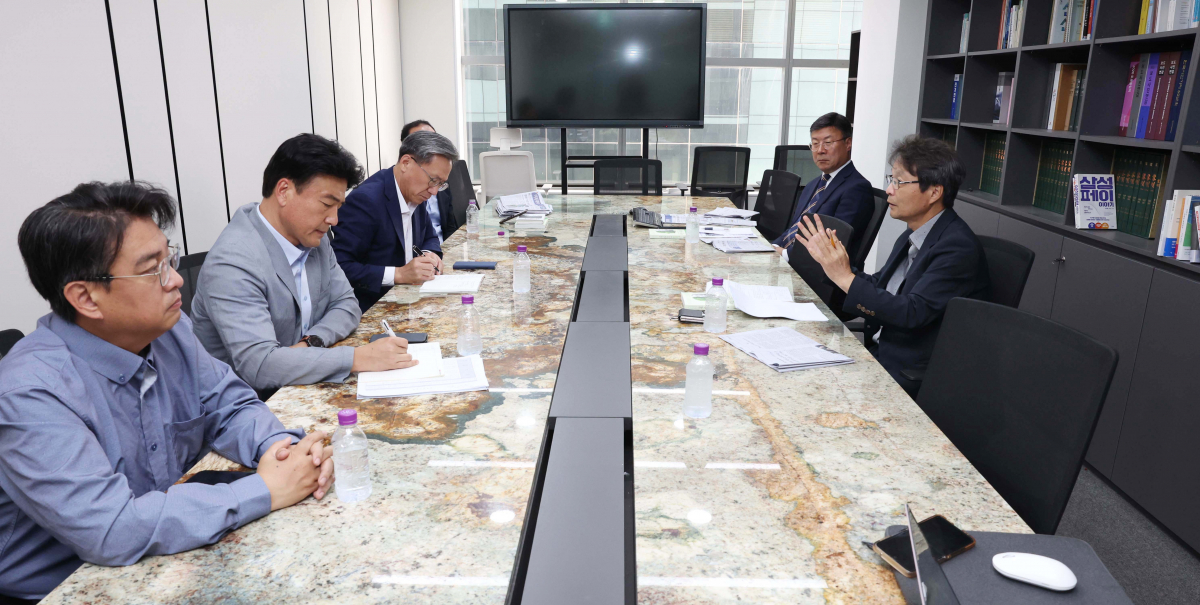 ▲22일 서울 강남구 이투데이에서 2분기 편집위원회가 열리고 있다. 이날 위원회엔 김덕헌 이투데이 대표, 박성호 편집국장, 정일환 정치경제부 부장, 한국교육방송 이사인 조호연 편집위원회 위원장, 이재국 한국제약바이오협회 전무이사, 김성홍 한국조폐공사 실장이 참석했다. 신태현 기자 holjjak@