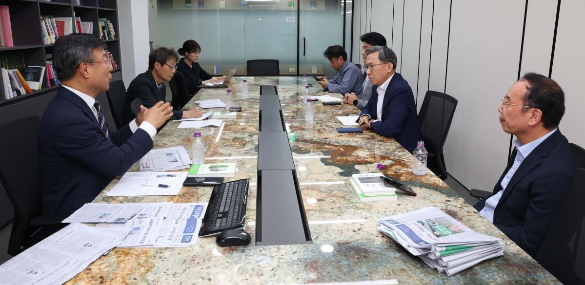 ▲22일 서울 강남구 이투데이에서 2분기 편집위원회가 열리고 있다. 이날 위원회엔 김덕헌 이투데이 대표, 박성호 편집국장, 정일환 정치경제부 부장, 한국교육방송 이사인 조호연 편집위원회 위원장, 이재국 한국제약바이오협회 전무이사, 김성홍 한국조폐공사 실장이 참석했다. 신태현 기자 holjjak@