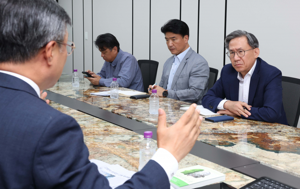 ▲22일 서울 강남구 이투데이에서 2분기 편집위원회가 열리고 있다. 이날 위원회엔 김덕헌 이투데이 대표, 박성호 편집국장, 정일환 정치경제부 부장, 한국교육방송 이사인 조호연 편집위원회 위원장, 이재국 한국제약바이오협회 전무이사, 김성홍 한국조폐공사 실장이 참석했다. 신태현 기자 holjjak@