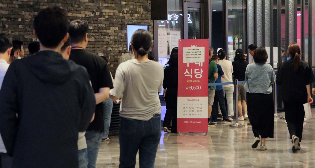 ▲치솟는 외식물가 영향으로 외부인 출입이 가능한 구내식당을 찾는 직장인들이 늘고 있다. 22일 서울 강남구 오크우드 호텔 구내식당 앞에 시민들이 길게 줄을 서 있다. 신태현 기자 holjjak@