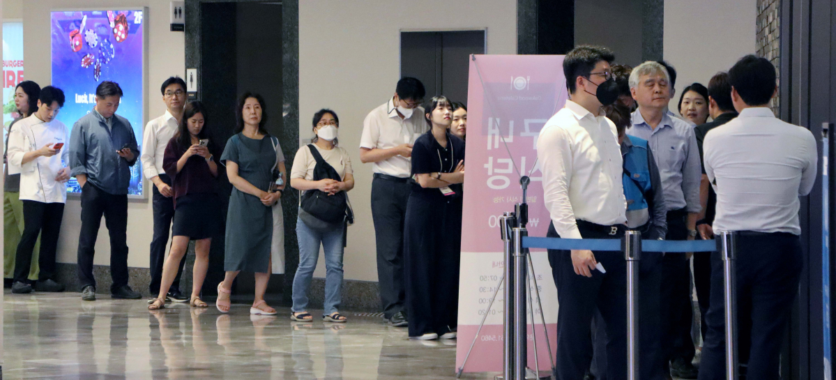 ▲치솟는 외식물가 영향으로 외부인 출입이 가능한 구내식당을 찾는 직장인들이 늘고 있다. 22일 서울 강남구 오크우드 호텔 구내식당 앞에 시민들이 길게 줄을 서 있다. 신태현 기자 holjjak@