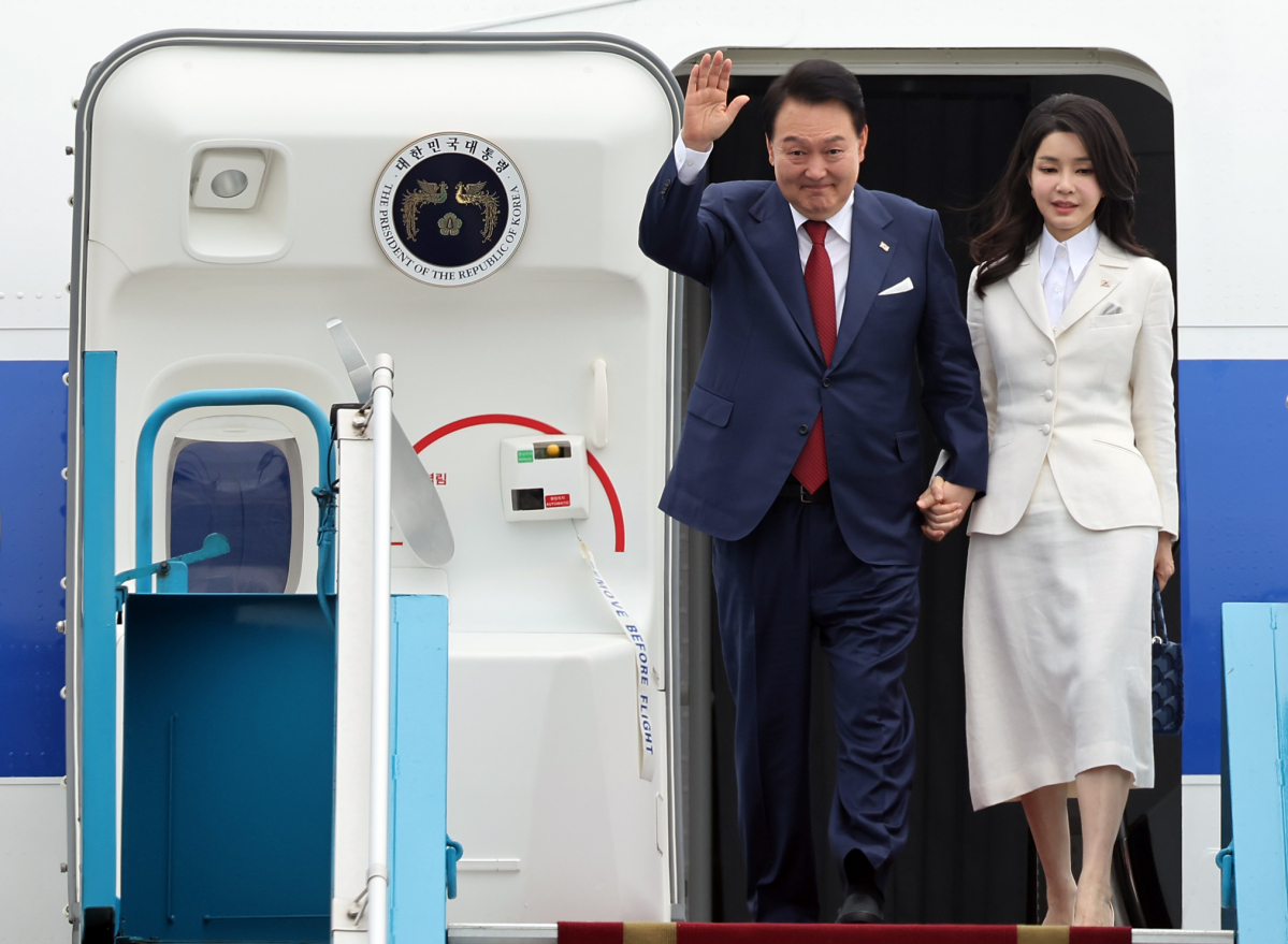 ▲베트남을 국빈 방문하는 윤석열 대통령과 부인 김건희 여사가 22일(현지시간) 하노이 노이바이 국제공항에 전용기인 공군1호기 편으로 도착해 인사하고 있다. (연합뉴스)