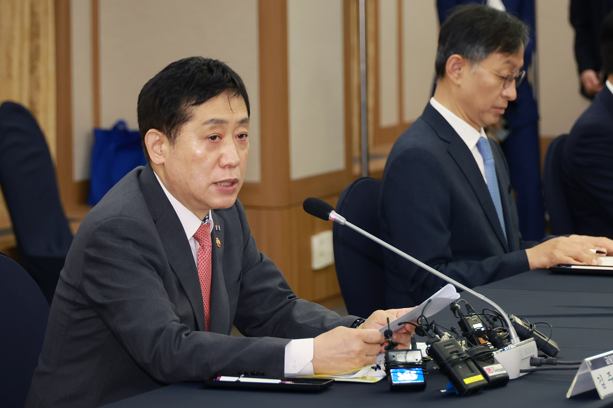 ▲김주현 금융위원장이 22일 오전 서울 중구 프레스센터에서 금융감독원과 함께 개최한 금융협회장 간담회에서 금융회사 내부통제 제도개선 방안을 발표했다. (사진제공=금융위원회)