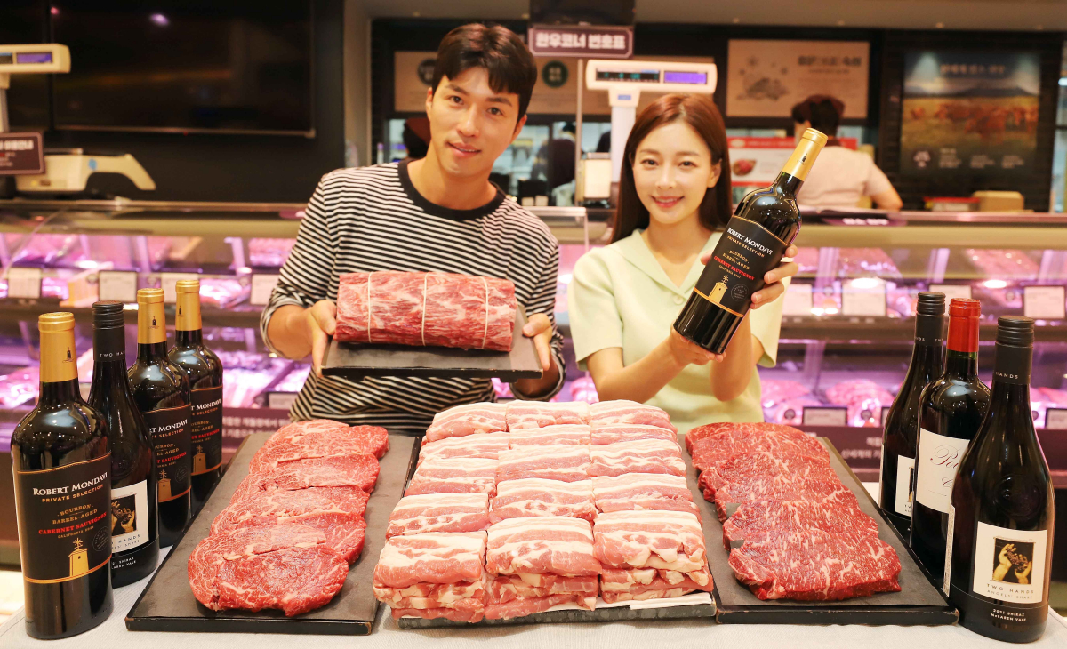 ▲모델들이 신세계백화점에서 특가로 판매중인 소고기, 돼지고기, 와인을 소개하고 있다. (사진제공=신세계백화점)