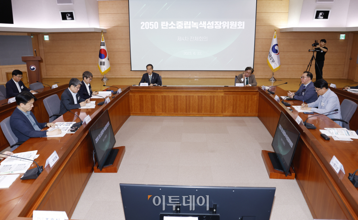 ▲한덕수 국무총리가 22일 오후 서울 종로구 정부서울청사 별관에서 열린 '2050 탄소중립녹색성장위원회 제4차 전체회의'에서 모두발언을 하고 있다. 조현호 기자 hyunho@