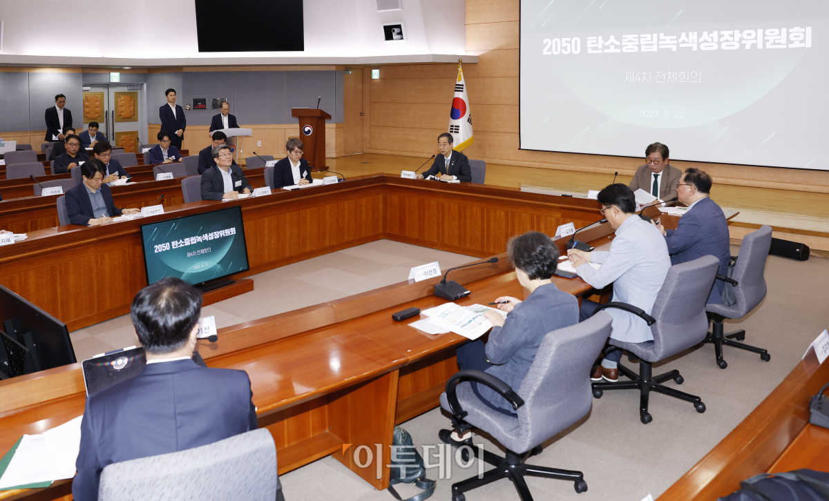 ▲한덕수 국무총리가 22일 오후 서울 종로구 정부서울청사 별관에서 열린 '2050 탄소중립녹색성장위원회 제4차 전체회의'에서 모두발언을 하고 있다. 조현호 기자 hyunho@