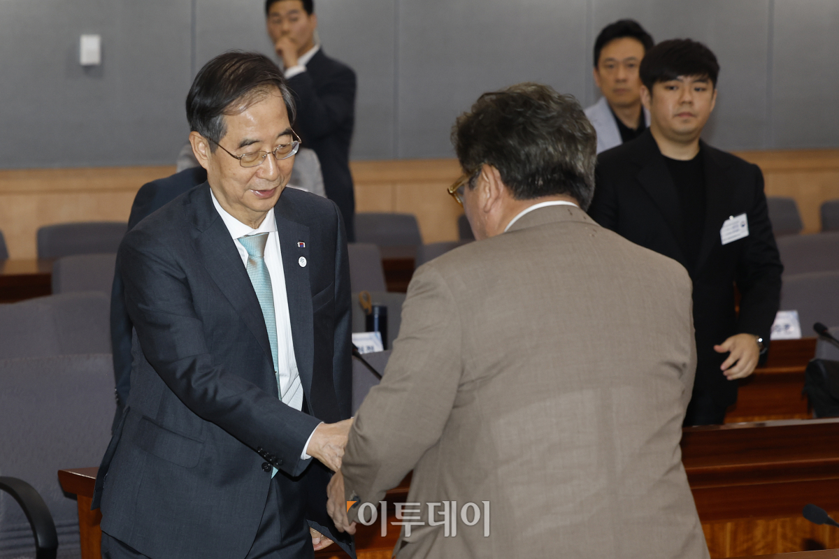 ▲한덕수 국무총리가 22일 오후 서울 종로구 정부서울청사 별관에서 열린 '2050 탄소중립녹생성장위원회 제4차 전체회의'에 참석하며 김상협 2050 탄소중립녹색성장위원회 민간위원장과 인사를 하고 있다. 조현호 기자 hyunho@