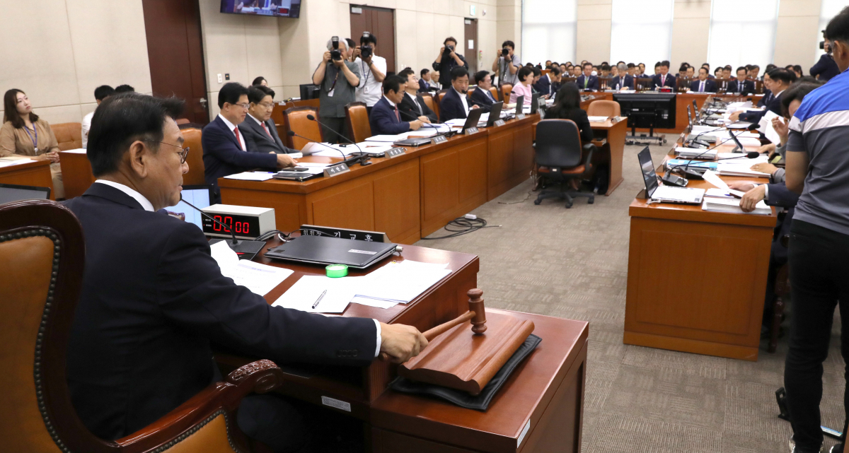 ▲김교흥 행안위원장이 22일 오전 서울 여의도 국회에서 열린 행정안전위원회 전체회의에서 의사봉을 두드리고 있다. 2023.06.22. amin2@newsis.com (뉴시스)