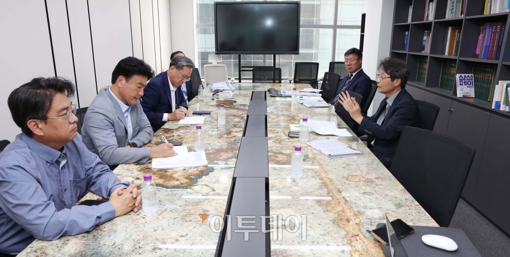 ▲22일 서울 강남구 이투데이에서 2분기 편집위원회가 열리고 있다. 이날 위원회엔 김덕헌 이투데이 대표, 박성호 편집국장, 정일환 정치경제부 부장, 한국교육방송 이사인 조호연 편집위원회 위원장, 이재국 한국제약바이오협회 전무이사, 김성홍 한국조폐공사 실장이 참석했다. 신태현 기자 holjjak@ (이투데이DB)