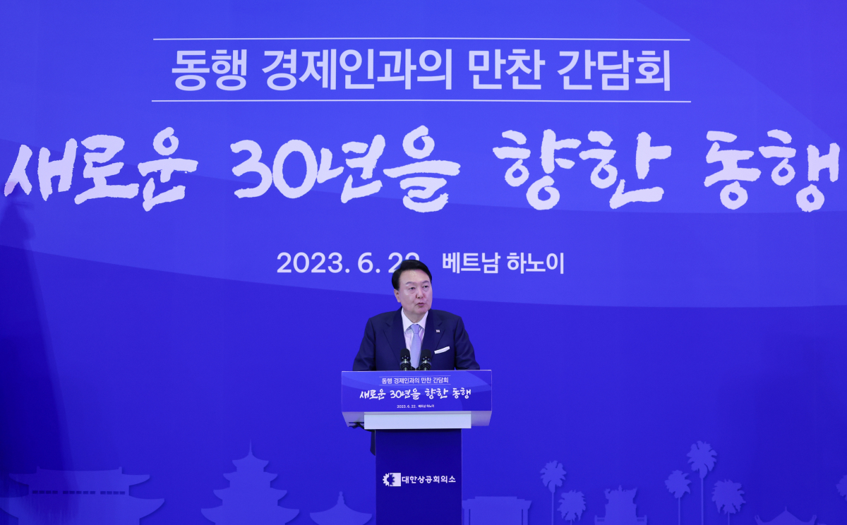 ▲베트남을 국빈 방문 중인 윤석열 대통령이 22일(현지시간) 하노이 한 호텔에서 열린 동행 경제인 만찬 간담회에서 격려사를 하고 있다.  (연합뉴스)