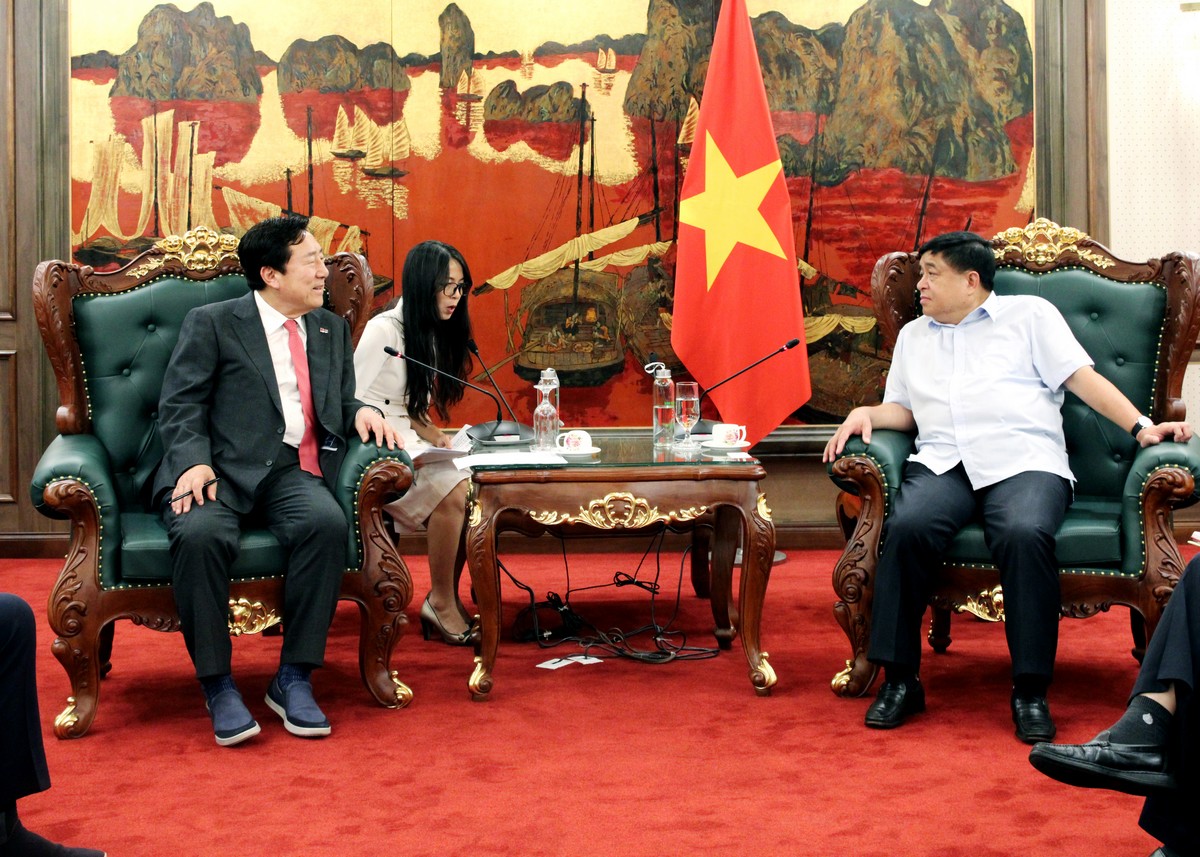 ▲김기문 중기중앙회장(왼쪽)과 응우옌 찌 중 베트남 기획투자부 장관이 중소기업 경영환경 개선을 위한 논의를 하고 있다. (사진제공=중소기업중앙회)