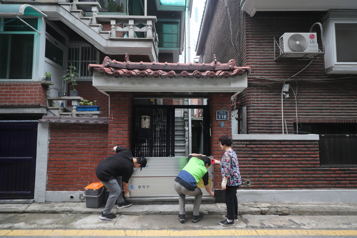 ▲본격적인 장마를 앞둔 23일 서울 동작구 도림천 저지대 주택가 주민들이 수해예방용 물막이판 설치 연습을 하고 있다. 신태현 기자 holjjak@
