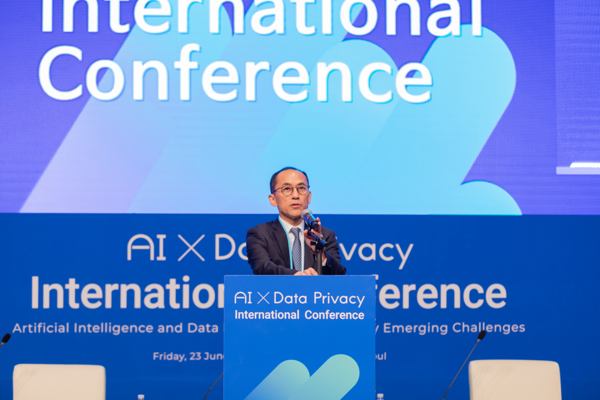 ▲23일 서울 더 플라자 호텔에서 열린 ‘인공지능(AI)과 데이터 프라이버시 국제 컨퍼런스’에서 고학수 개인정보보호위원회 위원장이 기조연설을 하고 있다. (사진제공=개인정보보호위원회)