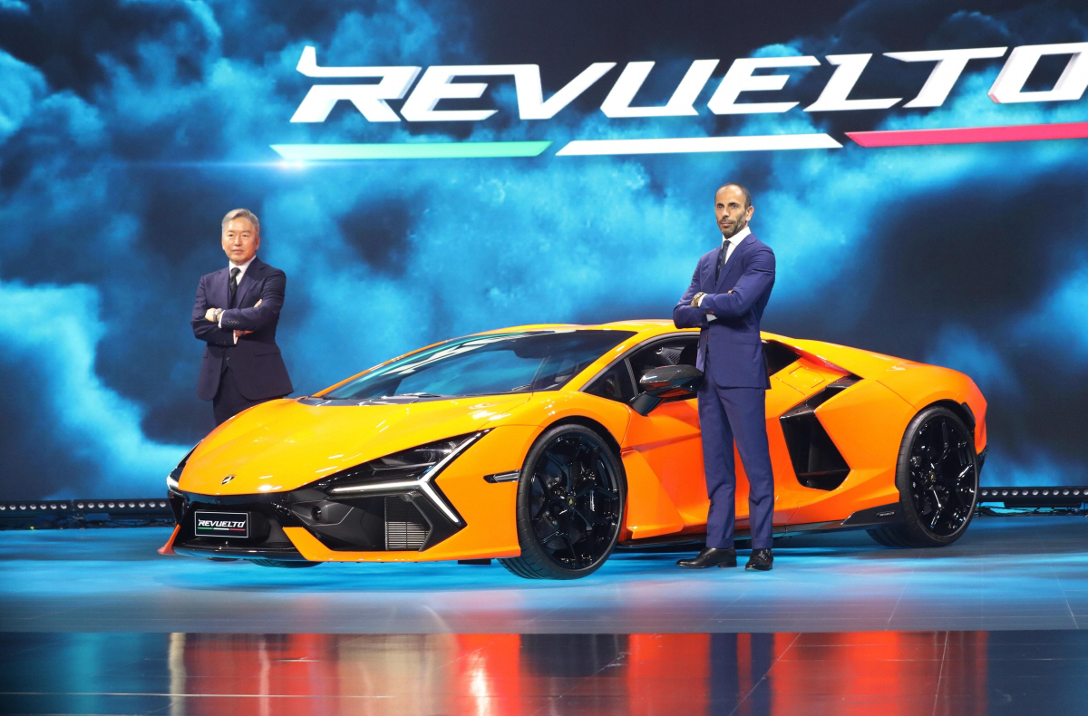 ▲프란체스코 스카르다오니(오른쪽) 람보르기니 아태지역 총괄과 김종복 람보르기니 서울 대표가 23일 경기 김포시 한국타임즈항공에서 열린 람보르기니 첫 HPEV 하이브리드카 ‘레부엘토’ 미디어 공개 행사에서 차량을 보여주고 있다. (뉴시스)
