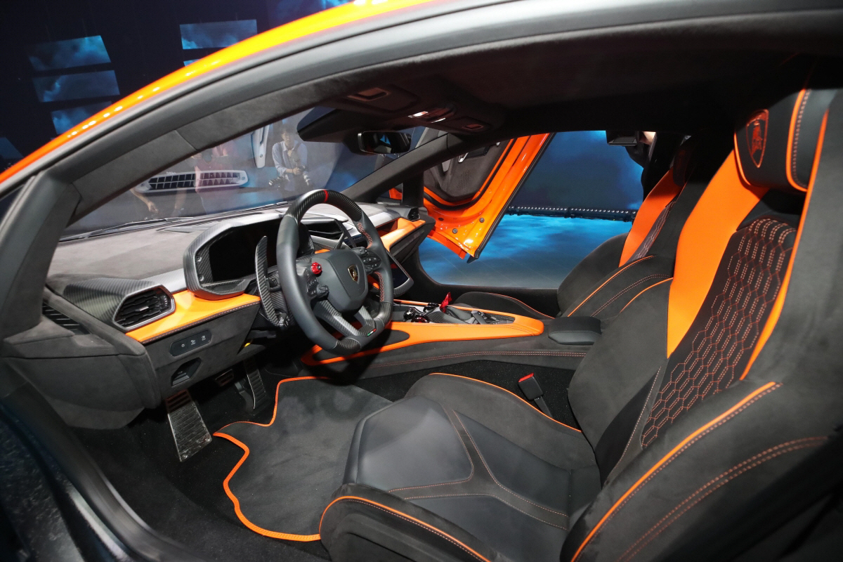 ▲23일 경기 김포시 한국타임즈항공에서 열린 람보르기니 첫 HPEV 하이브리드카 ‘레부엘토’ 미디어 공개 행사에서 차량 내부가 공개되고 있다. (뉴시스)
