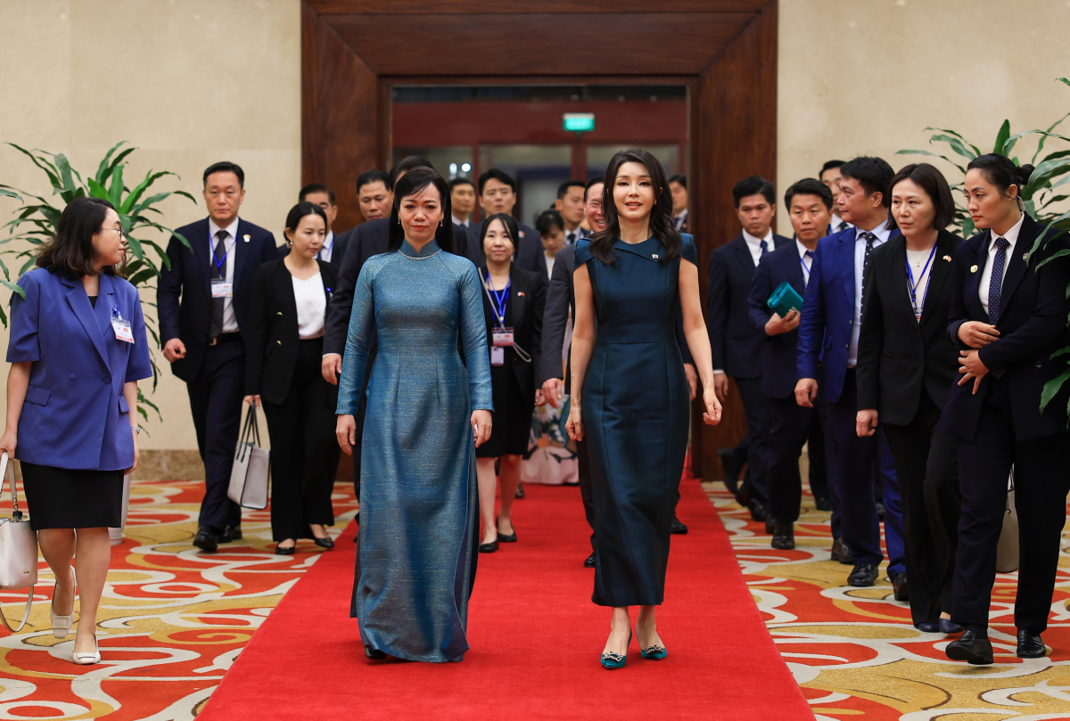 ▲베트남을 국빈 방문 중인 윤석열 대통령의 부인 김건희 여사와 보 반 트엉 베트남 국가주석의 부인 판 티 타잉 떰 여사가 23일(현지시간) 하노이 국제컨벤션센터에서 열린 국빈 만찬을 마치고 함께 퇴장하고 있다. (연합뉴스)