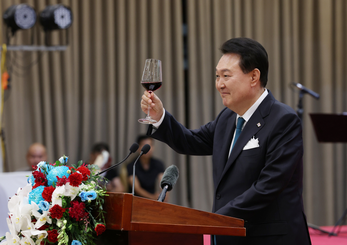 ▲베트남을 국빈 방문 중인 윤석열 대통령이 23일(현지시간) 하노이 국제컨벤션센터에서 열린 국빈 만찬에서 건배제의를 하고 있다. (연합뉴스)