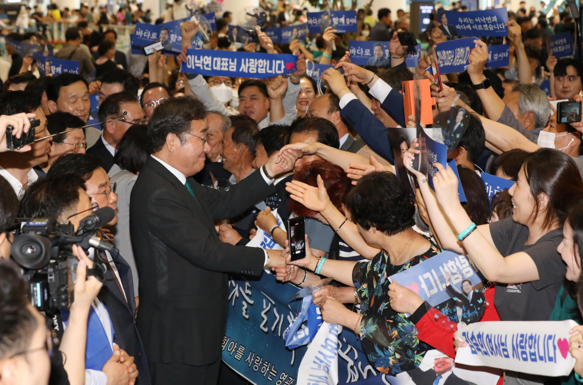 ▲이낙연 전 더불어민주당 대표가 지난 1년 간의 미국 생활을 마치고 24일 인천국제공항 제2여객터미널을 통해 귀국, 지지자들과 인사 나누고 있다. (뉴시스)