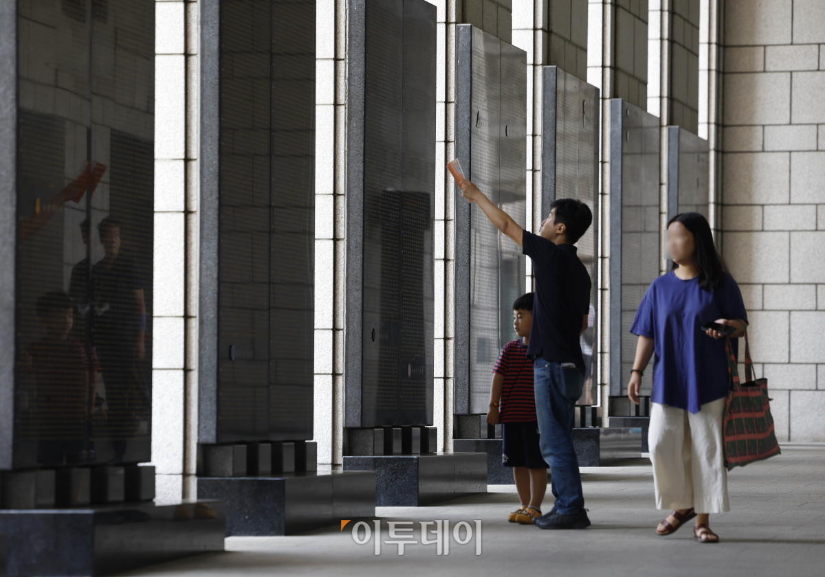 ▲6·25전쟁 73주년인 25일 서울 용산구 전쟁기념관을 찾은 시민들이 추모비를 살펴보고 있다. 조현호 기자 hyunho@