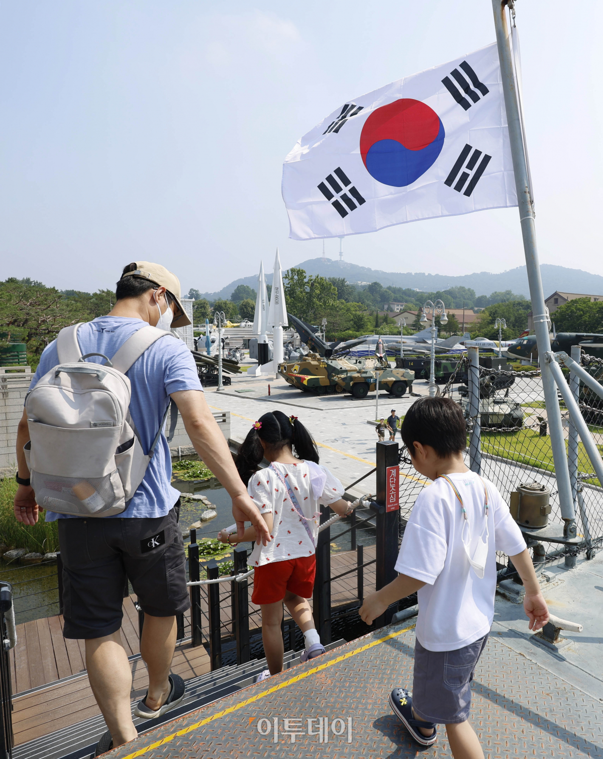 ▲6·25전쟁 73주년인 25일 서울 용산구 전쟁기념관을 찾은 시민들이 야외전시장을 관람하고 있다. 조현호 기자 hyunho@