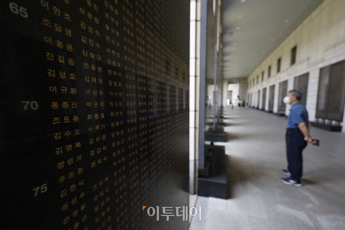 ▲6·25전쟁 73주년인 25일 서울 용산구 전쟁기념관을 찾은 한 시민이 추모비를 살펴보고 있다. 조현호 기자 hyunho@