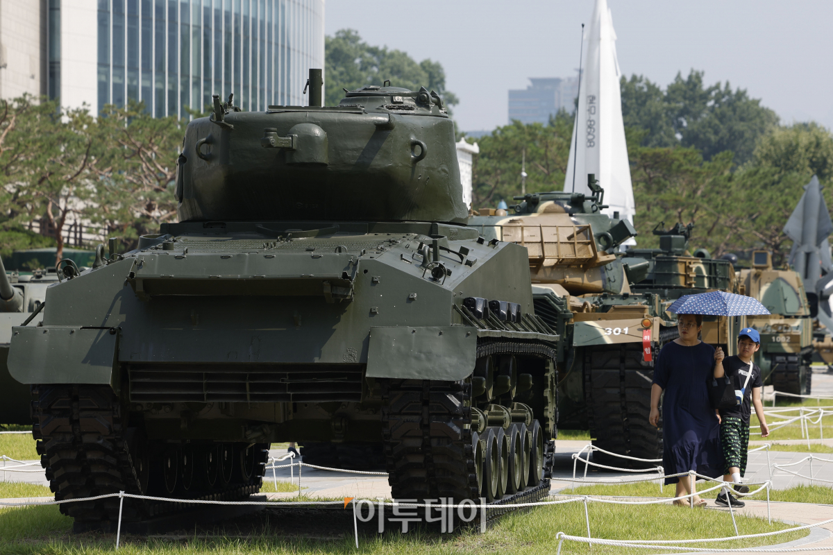 ▲6·25전쟁 73주년인 25일 서울 용산구 전쟁기념관을 찾은 시민들이 6·25전쟁 당시 사용됐던 장비들을 관람하고 있다. 조현호 기자 hyunho@