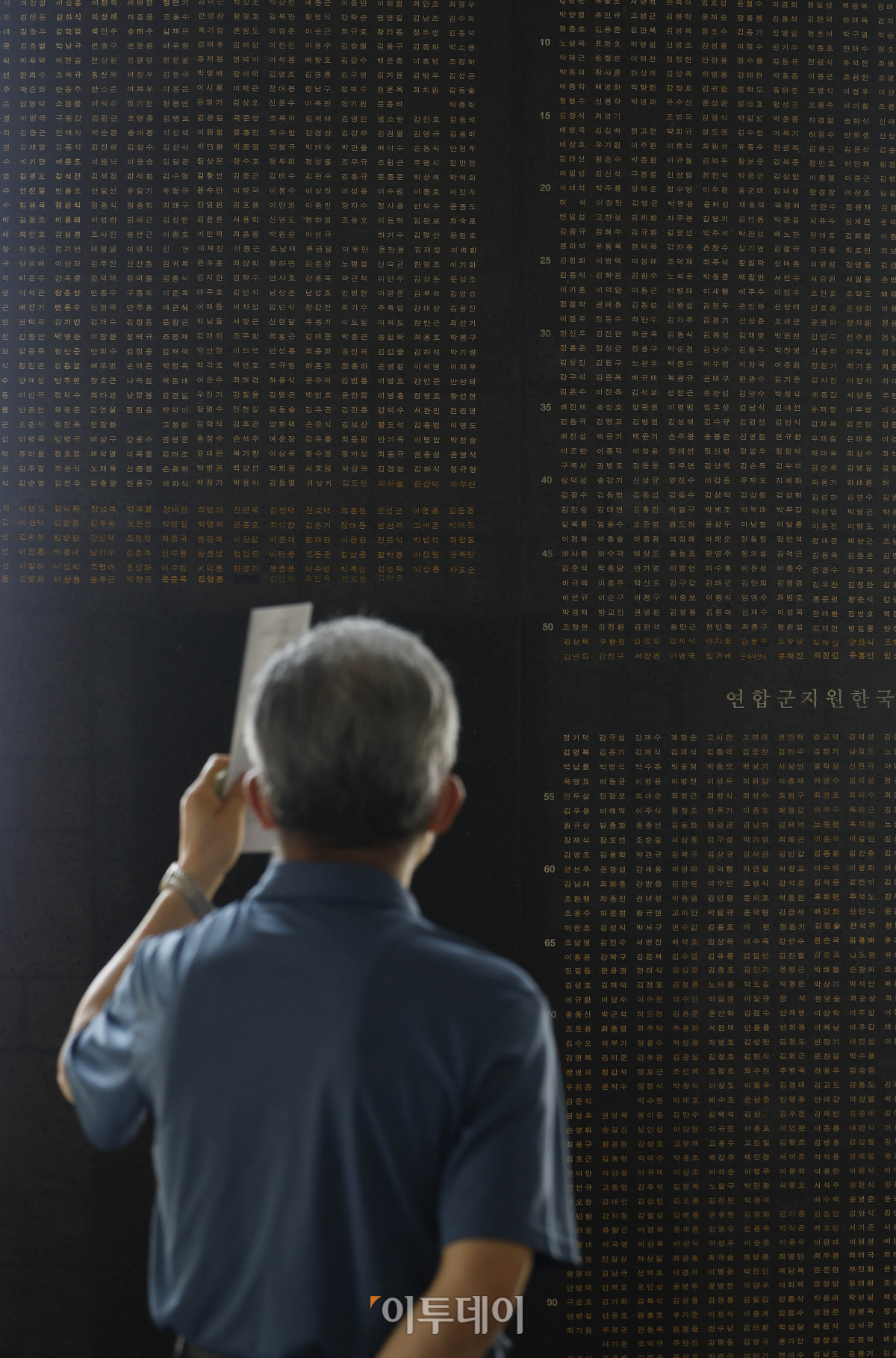 ▲6·25전쟁 73주년인 25일 서울 용산구 전쟁기념관을 찾은 시민들이 추모비를 살펴보고 있다. 조현호 기자 hyunho@