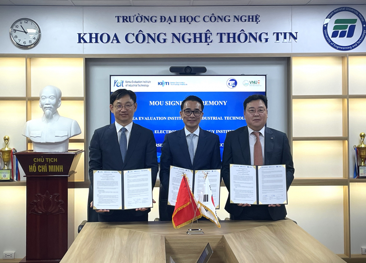 ▲신희동 KETI 원장(오른쪽), 쯔 둡 찐(Chu Duc Trinh) VNU-UET 총장(가운데), 전윤종 KEIT 원장이 협약 체결 후 기념 촬영을 하고 있다. (사진제공=한국전자기술연구원)