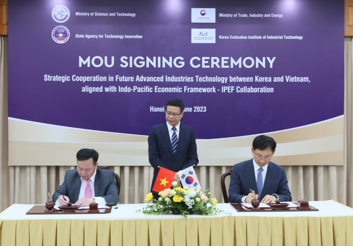▲응우옌 마이 즈엉(Nguyen Mai Duongㆍ왼쪽부터) 베트남 과학기술부 기술혁신청(SATI) 청장, 레 쑤언 딘(Le Xuan Dinh) 베트남 과학기술부 차관, 전윤종 한국산업기술평가관리원(KEIT) 원장이 MOU를 체결하고 있다. (사진제공=한국산업기술평가관리원)