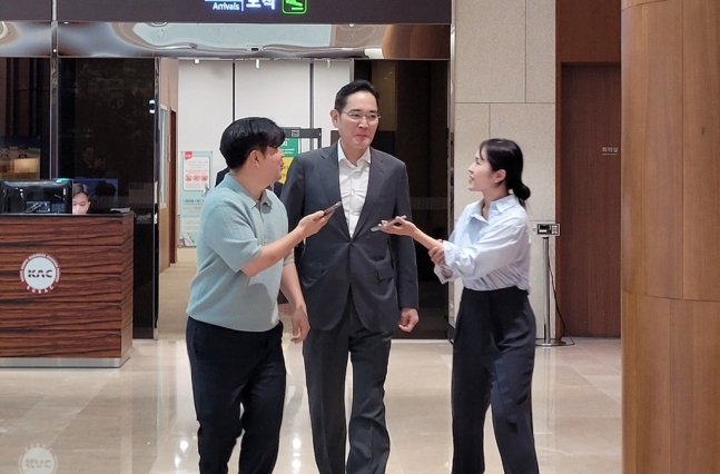 ▲이재용 삼성전자 회장이 프랑스와 베트남 출장을 마치고 24일 서울김포비즈니스항공센터를 통해 귀국하고 있다.  (연합뉴스)