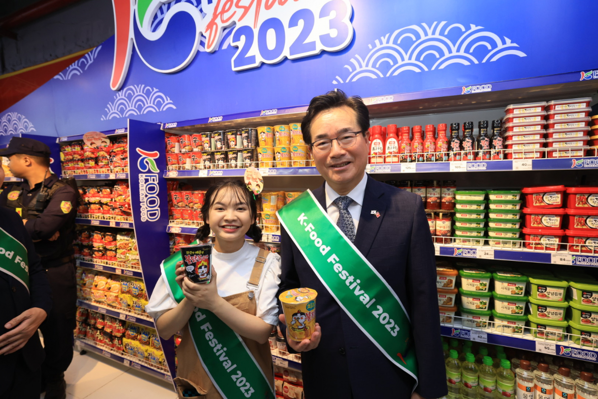 ▲정황근 농림축산식품부 장관이 베트남 현지에서 유통매장을 찾아 K-푸드를 홍보하고 있다. (사진제공=농림축산식품부)