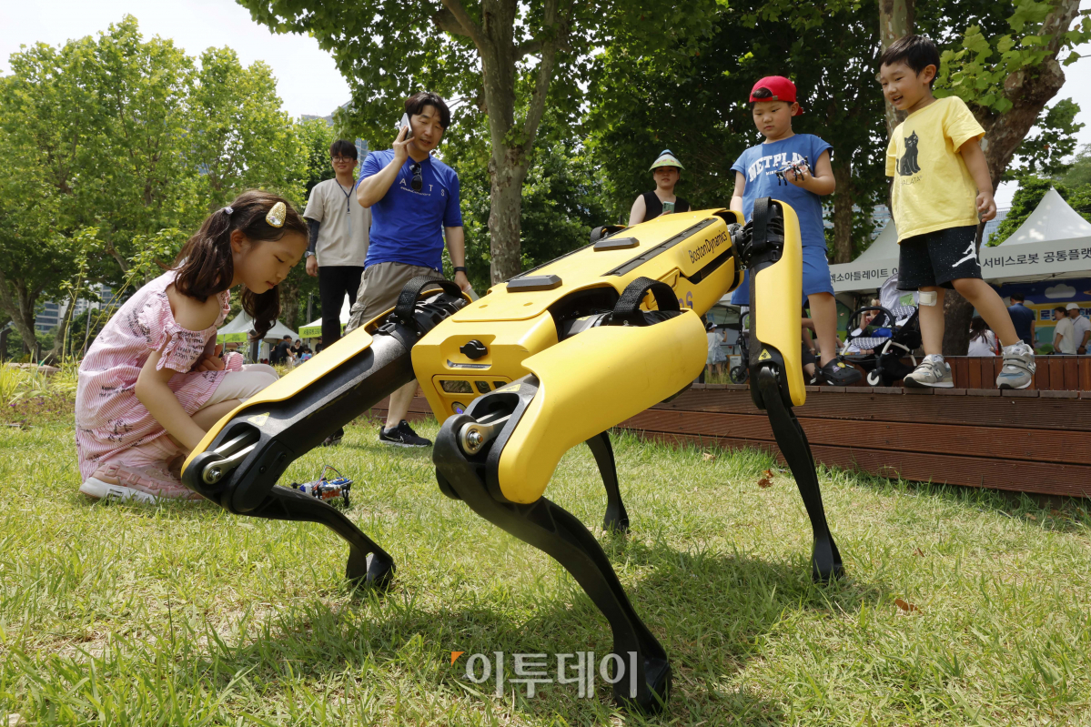 ▲25일 서울 용산구 용산어린이정원에서 열린 로봇과 함께하는 어린이 체험 페스티벌 '로봇 그리고 인간:로봇과놀자'를 찾은 아이들이 4족보행 로봇을 살펴보고 있다. 조현호 기자 hyunho@