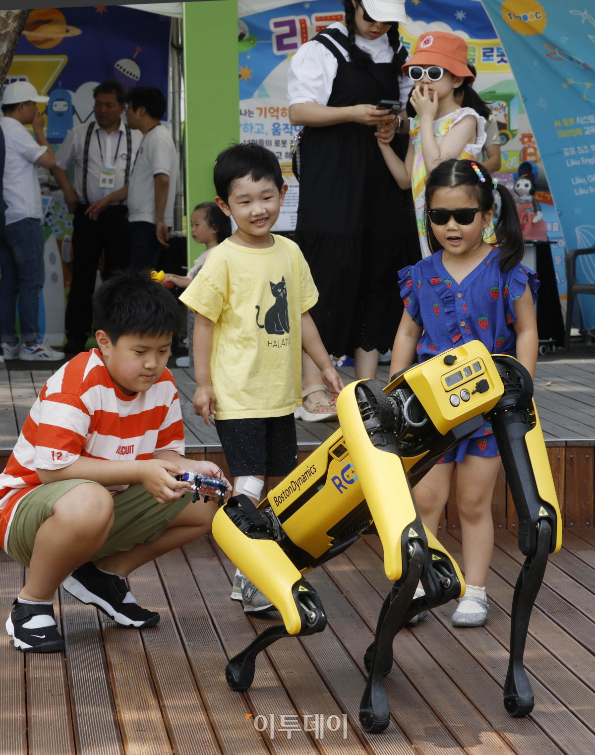 ▲25일 서울 용산구 용산어린이정원에서 열린 로봇과 함께하는 어린이 체험 페스티벌 '로봇 그리고 인간:로봇과놀자'를 찾은 아이들이 4족보행 로봇을 살펴보고 있다. 조현호 기자 hyunho@