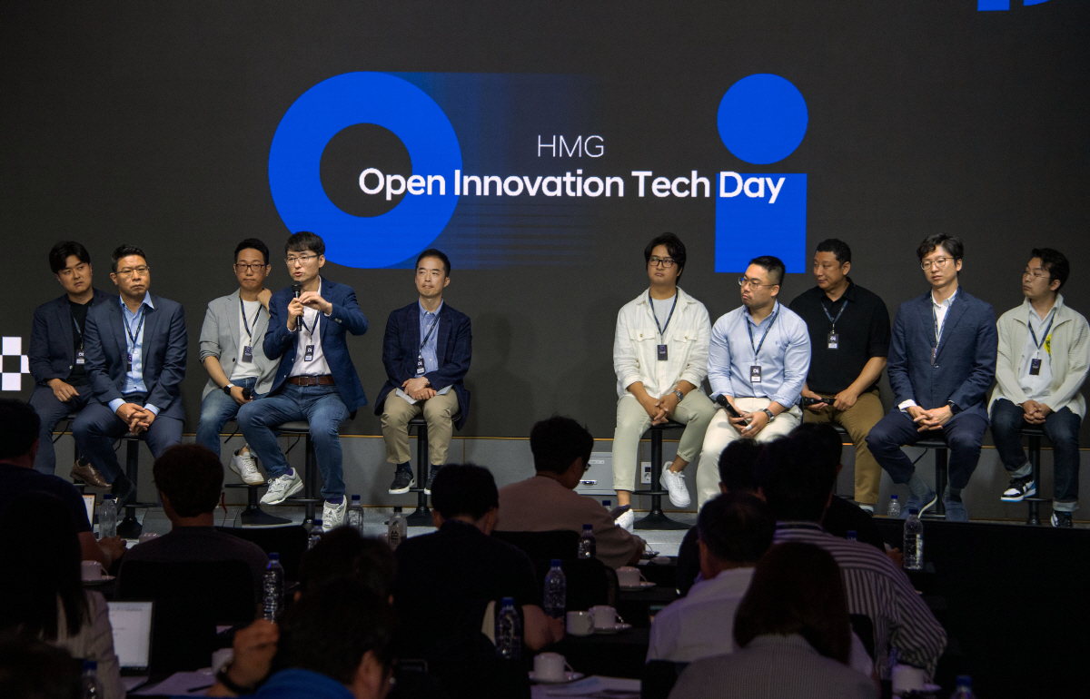 ▲현대자동차그룹 ‘오픈이노베이션 테크데이’ 질의응답 시간에 답변하고 있는 현대차·기아 오픈이노베이션추진실 황윤성 상무(왼쪽 네 번째). (사진제공=현대자동차그룹)
