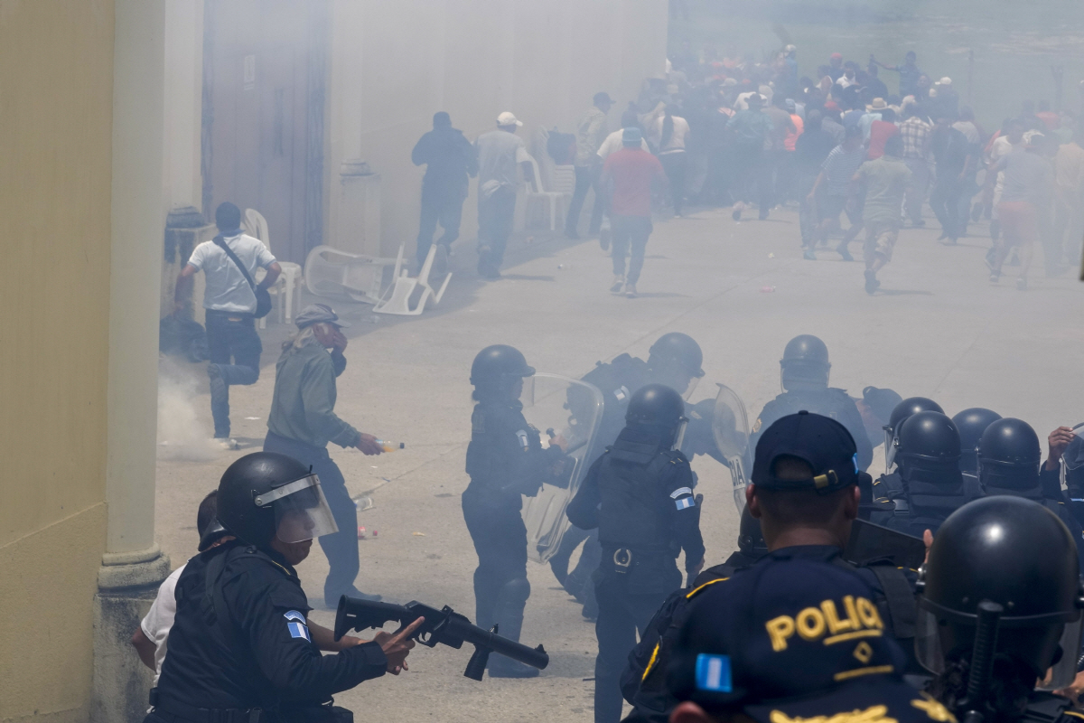 ▲25일(현지시간) 과테말라 산호세델골포의 한 투표소 앞에서 경찰이 투표 방해 시위를 벌인 유권자 해산을 위해 최루탄을 쏘고 있다. 산호세델골포(과테말라)/AP연합뉴스
